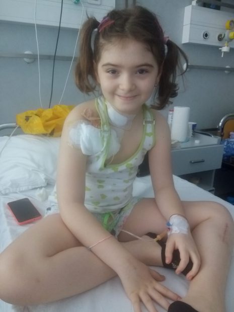 Giulia Toma,  în vârstă de 9 ani, la scurt timp după ce a fost diagnosticată cu cancer osos