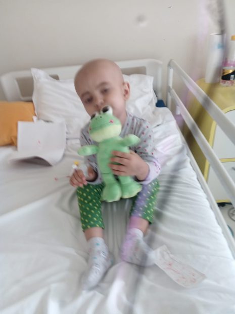 Maria Raluca Daniela, alături de broscoiul preferat din pluș de care nu se desparte niciodată