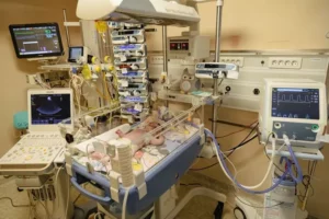 Acest nou-născut este unul dintre cei cel puțin 27 de micuți pacienți internați în Secția de Neonatologie a Spitalului „Marie Curie”, din Capitală