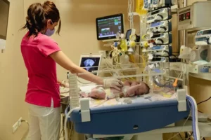 Unuia dintre bebeluși îi este efectuat, printre altele, un control amănunțit la inimă 